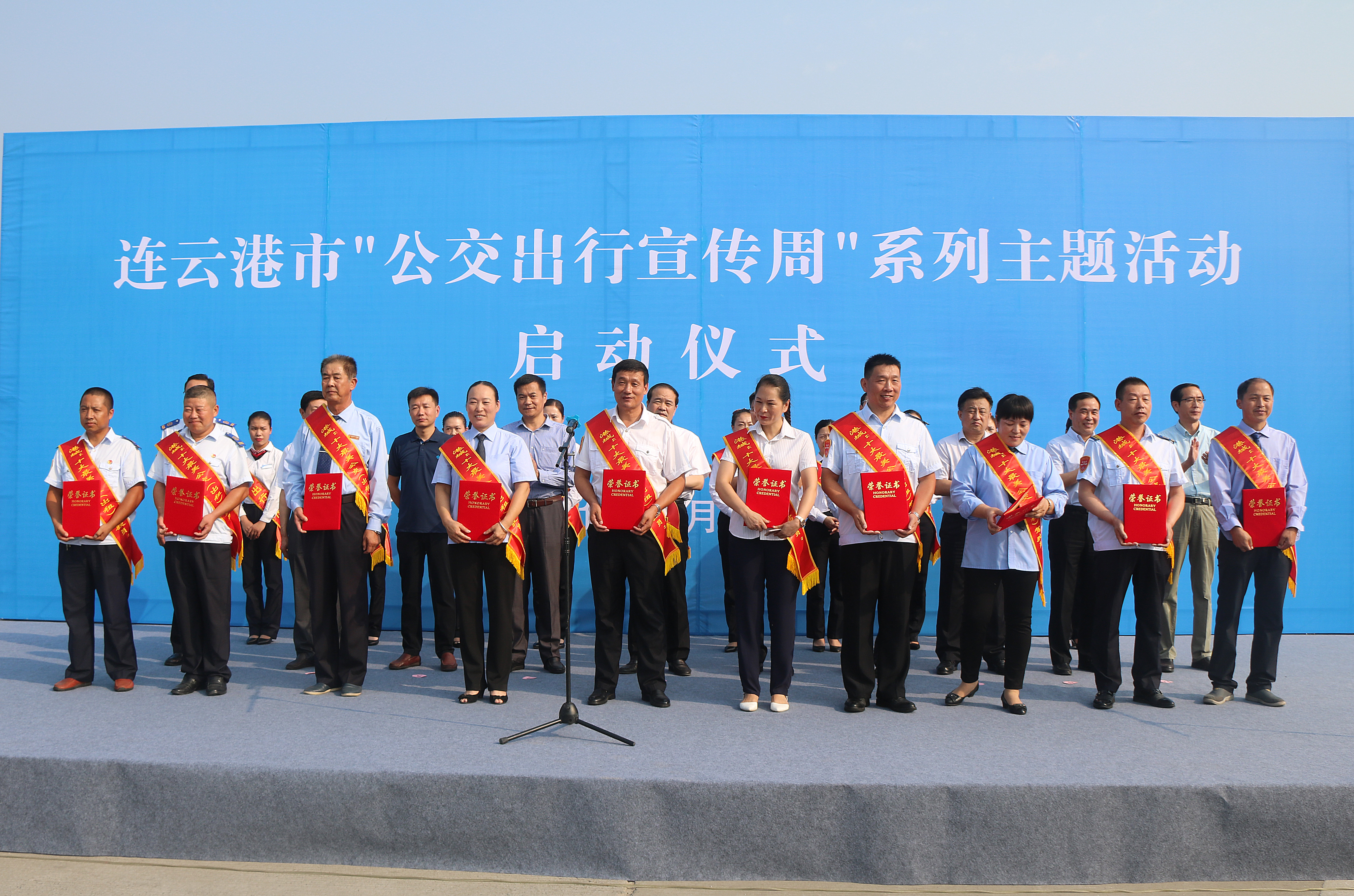 仪式现场，市委宣传部向“十大最美公交（出租）驾驶员”颁发证书
